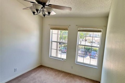 Townhouse in Saint Petersburg, Florida 3 bedrooms, 134.99 sq.m. № 1747638 - photo 24