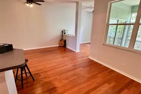 Townhouse in Saint Petersburg, Florida 3 bedrooms, 134.99 sq.m. № 1747638 - photo 4