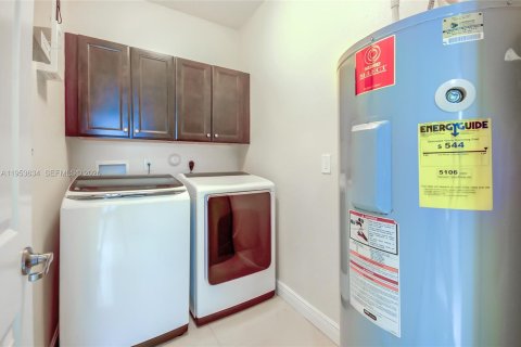 Villa ou maison à vendre à Doral, Floride: 4 chambres, 324.69 m2 № 2011148 - photo 5