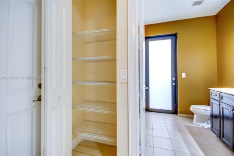 Villa ou maison à vendre à Doral, Floride: 4 chambres, 324.69 m2 № 2011148 - photo 13