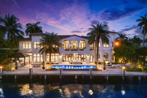 Купить виллу или дом в Форт-Лодердейл, Флорида 6 спален, 830.17м2, № 1942135 - фото 1
