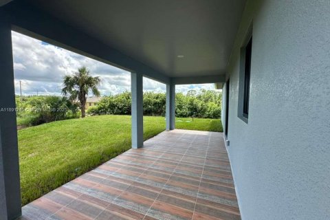 House in Lehigh Acres, Florida 3 bedrooms № 1944786 - photo 16
