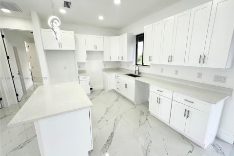 House in Lehigh Acres, Florida 3 bedrooms № 1944786 - photo 3