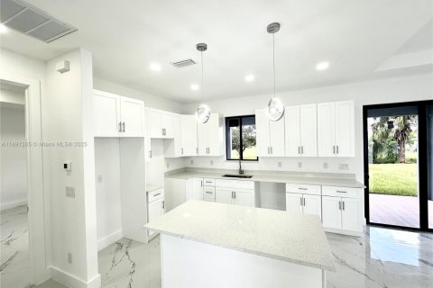 House in Lehigh Acres, Florida 3 bedrooms № 1944786 - photo 2