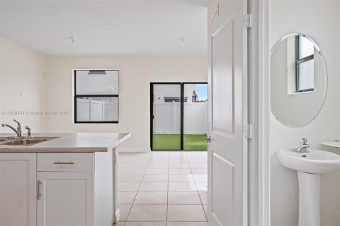 Casa en venta en Hialeah, Florida, 3 dormitorios, 131.18 m2 № 1779240 - foto 8