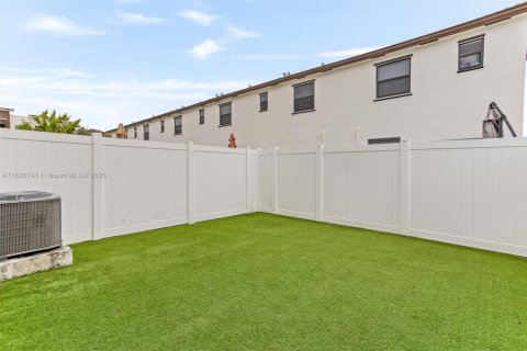 Casa en venta en Hialeah, Florida, 3 dormitorios, 131.18 m2 № 1779240 - foto 16