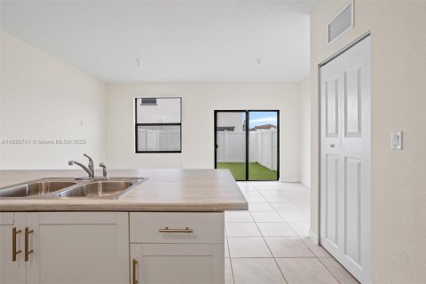 Casa en venta en Hialeah, Florida, 3 dormitorios, 131.18 m2 № 1779240 - foto 7