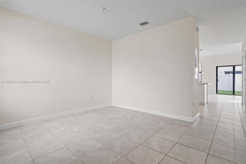 Casa en venta en Hialeah, Florida, 3 dormitorios, 131.18 m2 № 1779240 - foto 10