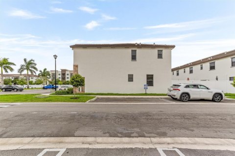 Casa en venta en Hialeah, Florida, 3 dormitorios, 131.18 m2 № 1779240 - foto 4
