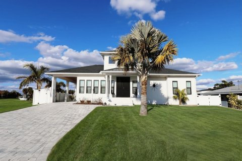 House in Port Charlotte, Florida 3 bedrooms, 143.63 sq.m. № 2149505