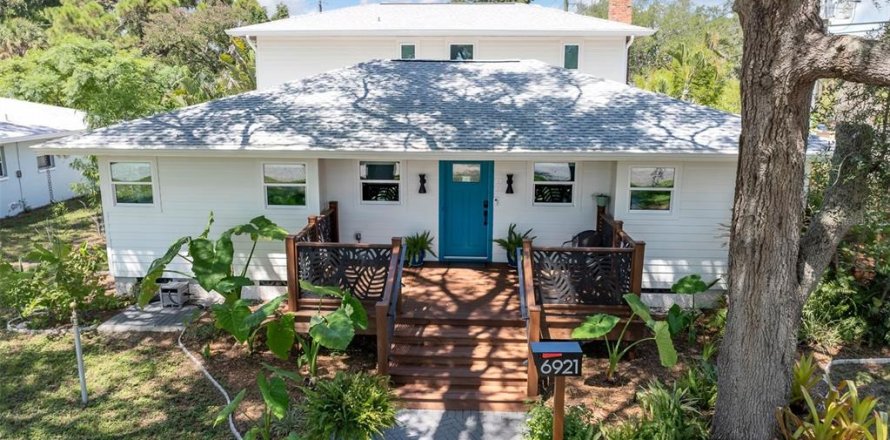 House in Saint Petersburg, Florida 6 bedrooms, 338.72 sq.m. № 2223333