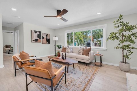 House in Saint Petersburg, Florida 6 bedrooms, 338.72 sq.m. № 2223333 - photo 19