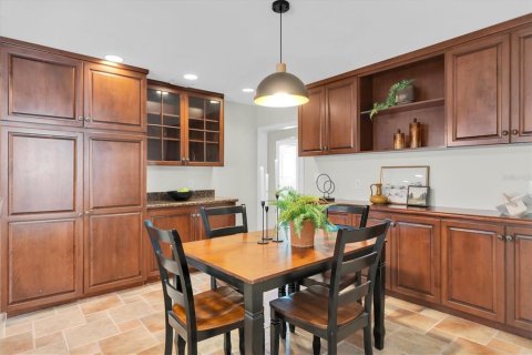 House in Saint Petersburg, Florida 6 bedrooms, 338.72 sq.m. № 2223333 - photo 11