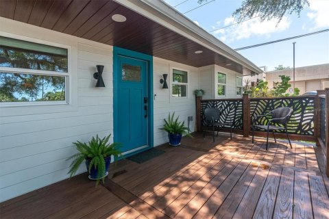 House in Saint Petersburg, Florida 6 bedrooms, 338.72 sq.m. № 2223333 - photo 5