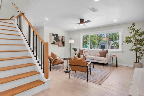 House in Saint Petersburg, Florida 6 bedrooms, 338.72 sq.m. № 2223333 - photo 18