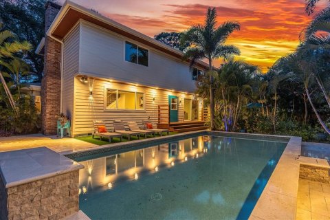 House in Saint Petersburg, Florida 6 bedrooms, 338.72 sq.m. № 2223333 - photo 2