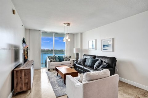 Condo in Sunrise, Florida, 2 bedrooms  № 1941030 - photo 15