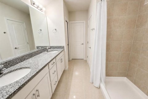 House in Winter Haven, Florida 4 bedrooms, 268.86 sq.m. № 2112638 - photo 9