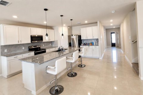 House in Winter Haven, Florida 4 bedrooms, 268.86 sq.m. № 2112638 - photo 2