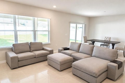 House in Winter Haven, Florida 4 bedrooms, 268.86 sq.m. № 2112638 - photo 4
