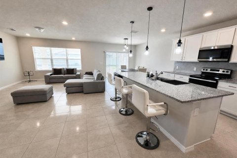 House in Winter Haven, Florida 4 bedrooms, 268.86 sq.m. № 2112638 - photo 3