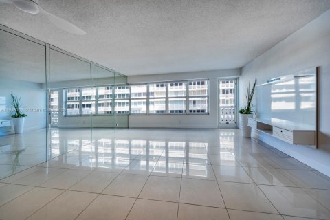 Condo in Fort Lauderdale, Florida, 1 bedroom  № 1967103 - photo 7