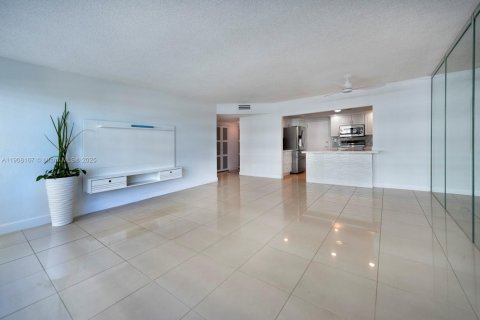 Condo in Fort Lauderdale, Florida, 1 bedroom  № 1967103 - photo 3