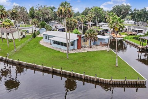 House in Astor, Florida 3 bedrooms, 240.06 sq.m. № 2280598