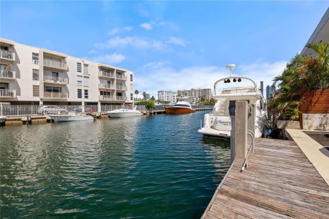 Copropriété à vendre à North Miami Beach, Floride: 2 chambres, 103.31 m2 № 2046902 - photo 2