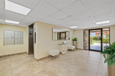 Copropriété à vendre à North Miami Beach, Floride: 2 chambres, 103.31 m2 № 2046902 - photo 20