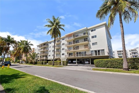 Copropriété à vendre à North Miami Beach, Floride: 2 chambres, 103.31 m2 № 2046902 - photo 24
