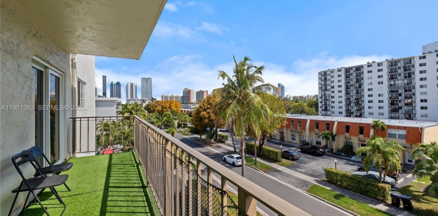 Condo à North Miami Beach, Floride, 2 chambres  № 2046902