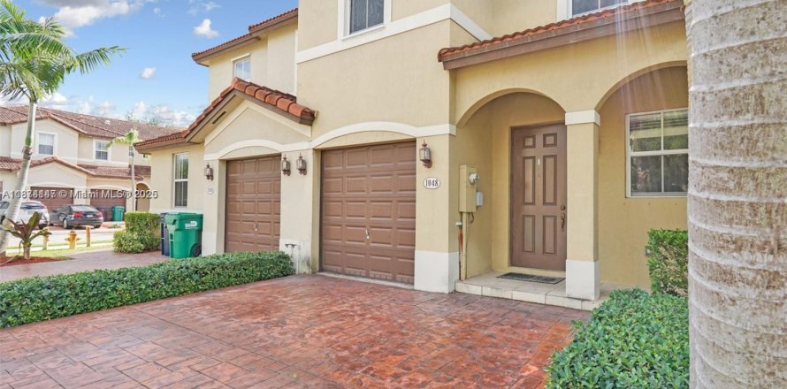 Adosado en Miami, Florida 3 dormitorios, 168.34 m2 № 1928275