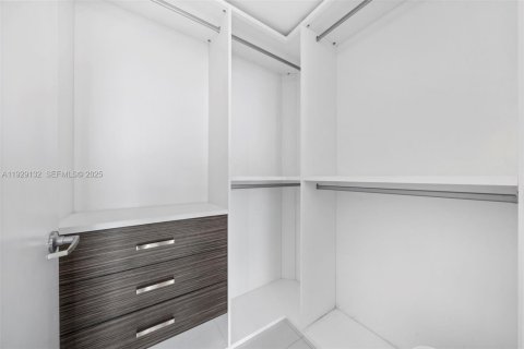 Condominio en alquiler en Miami, Florida, 2 dormitorios, 129.04 m2 № 2058807 - foto 11