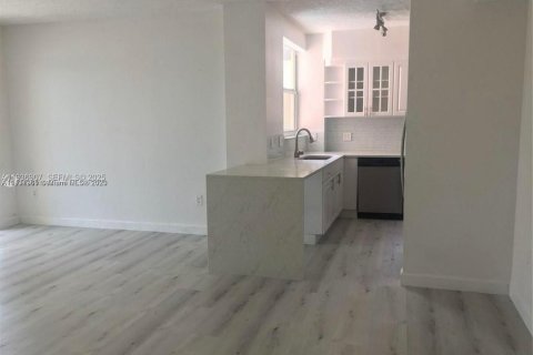 Купить кондоминиум в Майами, Флорида 2 спальни, 81.75м2, № 2053384 - фото 3