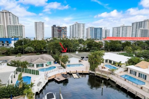 Villa ou maison à vendre à Fort Lauderdale, Floride: 3 chambres, 160.54 m2 № 959360 - photo 1