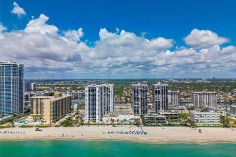 Condo in Hollywood, Florida, 2 bedrooms  № 1762339 - photo 24