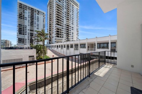 Condo in Hollywood, Florida, 2 bedrooms  № 1762339 - photo 19