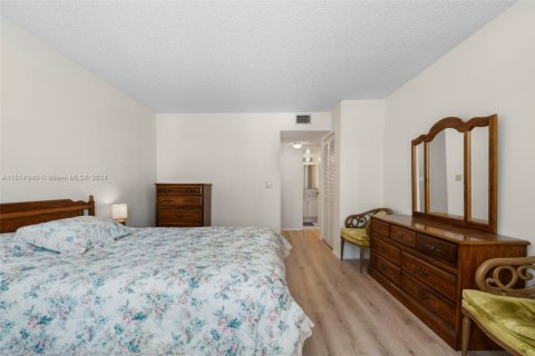 Condo in Hollywood, Florida, 2 bedrooms  № 1762339 - photo 16