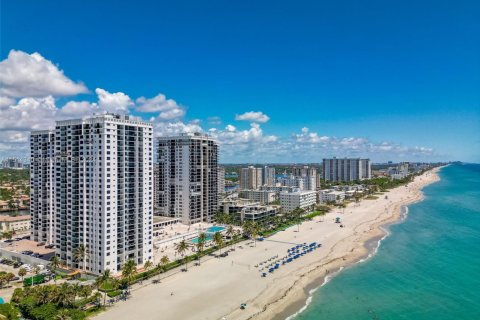 Condo in Hollywood, Florida, 2 bedrooms  № 1762339 - photo 26