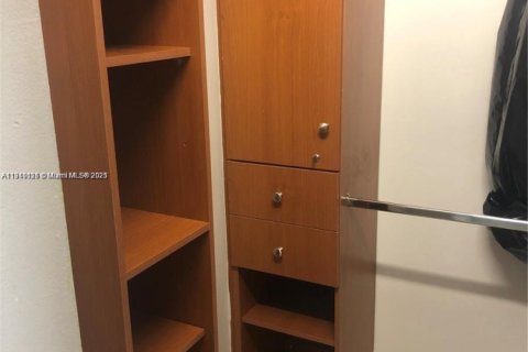 Condo in Miami, Florida, 2 bedrooms  № 2013108 - photo 17