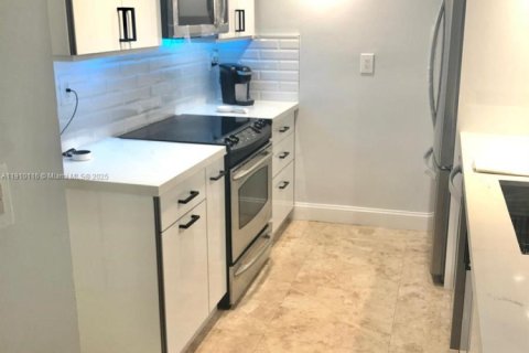 Condo in Miami, Florida, 2 bedrooms  № 2013108 - photo 7