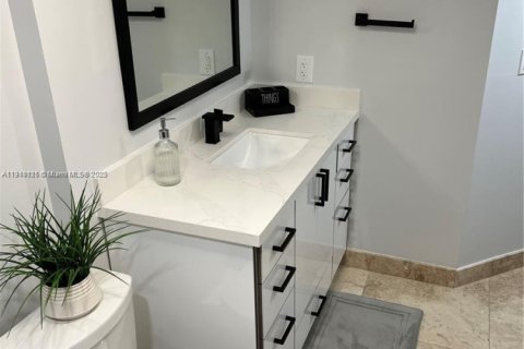 Condo in Miami, Florida, 2 bedrooms  № 2013108 - photo 16