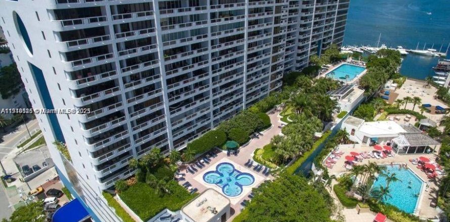 Condo in Miami, Florida, 2 bedrooms  № 2013108