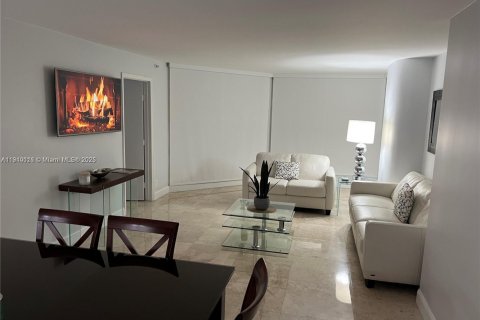 Condo in Miami, Florida, 2 bedrooms  № 2013108 - photo 12