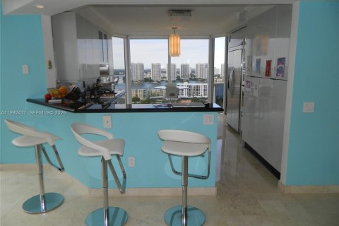Copropriété à louer à Sunny Isles Beach, Floride: 3 chambres, 194.17 m2 № 2255678 - photo 7
