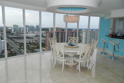 Copropriété à louer à Sunny Isles Beach, Floride: 3 chambres, 194.17 m2 № 2255678 - photo 2
