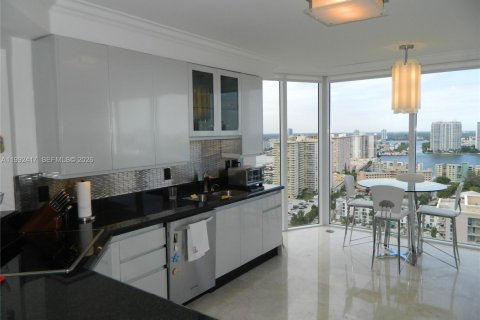 Copropriété à louer à Sunny Isles Beach, Floride: 3 chambres, 194.17 m2 № 2255678 - photo 4
