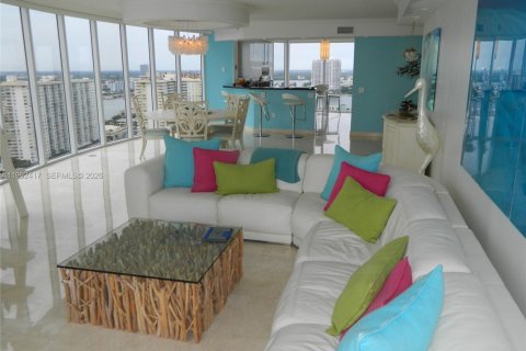 Copropriété à louer à Sunny Isles Beach, Floride: 3 chambres, 194.17 m2 № 2255678 - photo 10