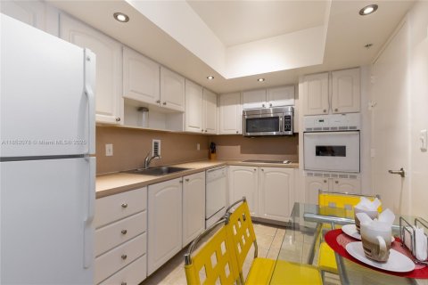 Condo in Hollywood, Florida, 1 bedroom  № 2021696 - photo 13